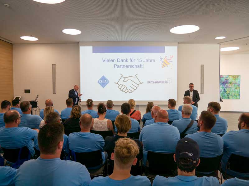 Begrüßung der Mitarbeitenden der Schäfer GmbH durch die Geschäftsleitung der VEKA AG Begrüßung der Mitarbeitenden der Schäfer GmbH durch die Geschäftsleitung der VEKA AG
