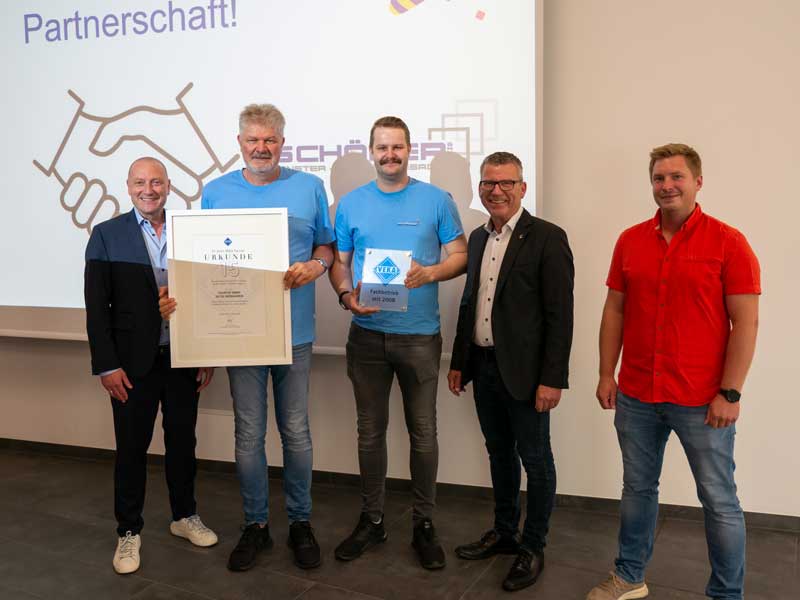 Feierliche Auszeichnung der Schäfer GmbH durch die Geschäftsleitung der VEKA AG Feierliche Auszeichnung der Schäfer GmbH durch die Geschäftsleitung der VEKA AG