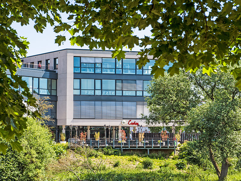 Kunststofffenster-Fassade mit Raffstore-Beschattung Facharztzentrum Mersch, Lünen: Kunststofffenster-Fassade mit Raffstore-Beschattung