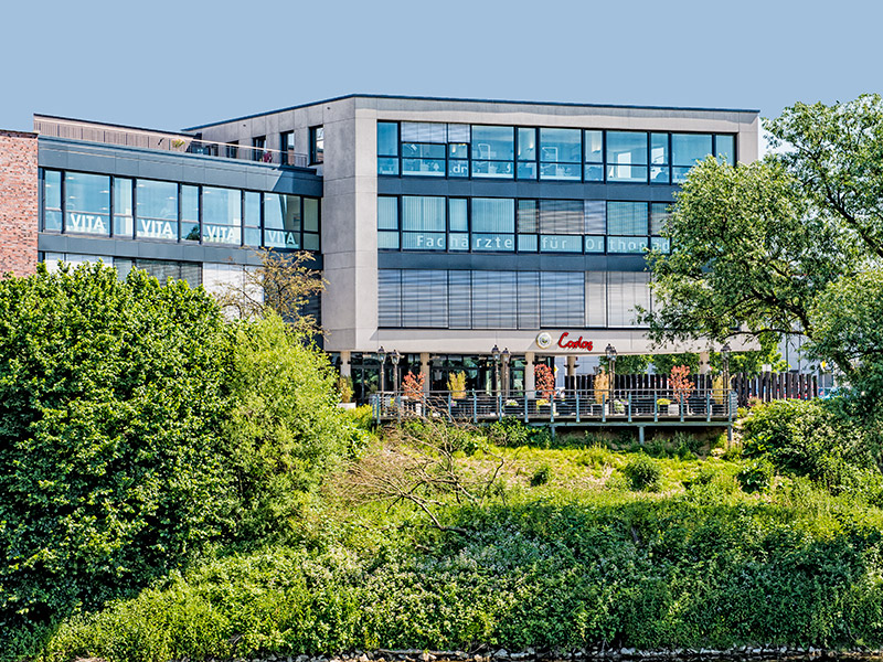 Kunststofffenster-Fassade mit Raffstore-Beschattung Facharztzentrum Mersch, Lünen: Kunststofffenster-Fassade mit Raffstore-Beschattung