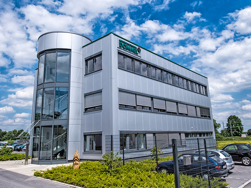 Besonderheiten: <br>Kunststofffenster und -bänder, Beschattungs-Raffstore ARO 80, Stahl-Alu-Polygonfassade, Ganzglas-Vordach Sanierungstechnik Dommel, Hamm: Kunststofffenster und -bänder, Beschattungs-Raffstore ARO 80, Stahl-Alu-Polygonfassade, Ganzglas-Vordach