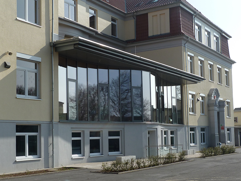 Holz-Aluminium-Fassade in Wellenform, Absturzsicherung in Glas Barbara-Schule, Ahlen: Holz-Aluminium-Fassade in Wellenform, Absturzsicherung in Glas