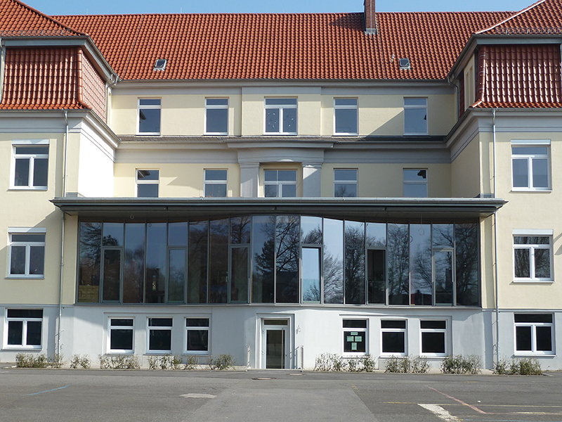Holz-Aluminium-Fassade in Wellenform, Absturzsicherung in Glas Barbara-Schule, Ahlen: Holz-Aluminium-Fassade in Wellenform, Absturzsicherung in Glas