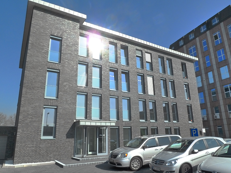 Ansicht der Fassade, Kunststofffenster mit Glas-Absturzsicherung und Raffstoranlagen Allianz: Ansicht der Fassade, Kunststofffenster mit Glas-Absturzsicherung und Raffstoranlagen
