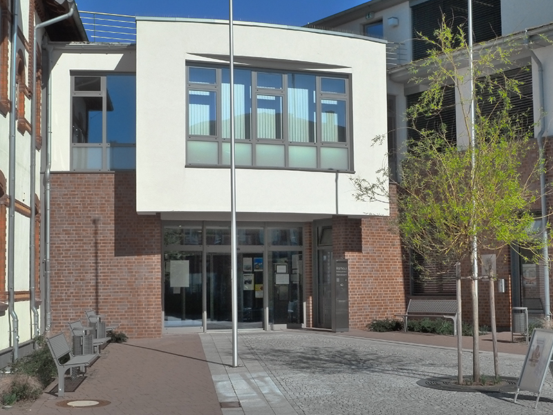 Eingang mit Automatik-Schiebetür und Aluminiumfenster mit Kippflügel Rathaus, Alpen: Eingang mit Automatik-Schiebetür und Aluminiumfenster mit Kippflügel