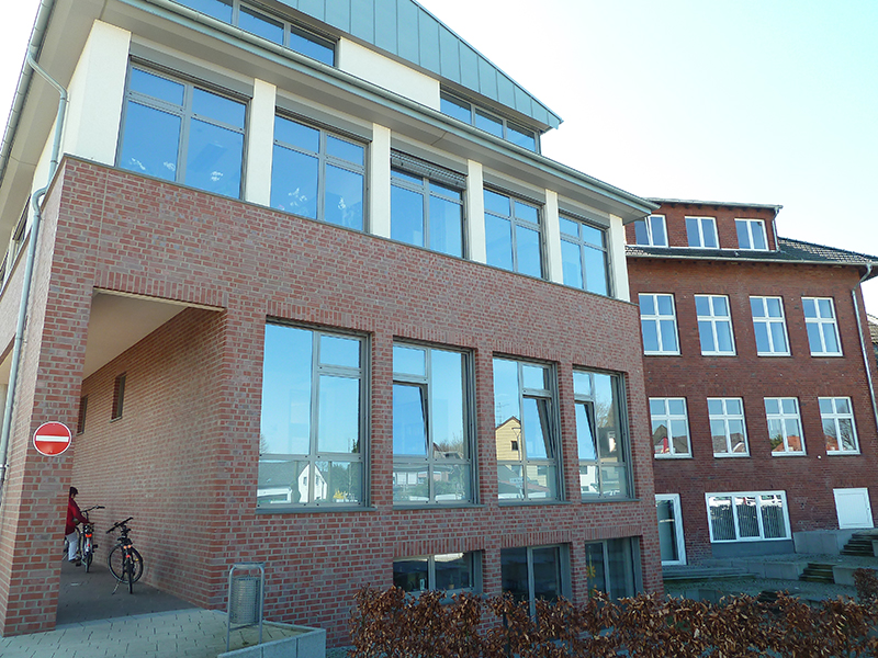 Front mit Aluminiumfenstern Rathaus, Alpen: Front mit Aluminiumfenstern