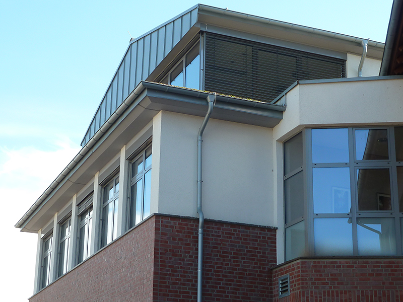 Aluminiumfenster mit Raffstore-Beschattung Rathaus, Alpen: Aluminiumfenster mit Raffstore-Beschattung